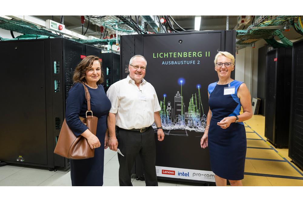 State Secretary Ayse Asar, Professor Christian Bischof and TU President Tanja Brühl in front of the new expansion stage of the Lichtenberg II high-performance computer (from left to right).
